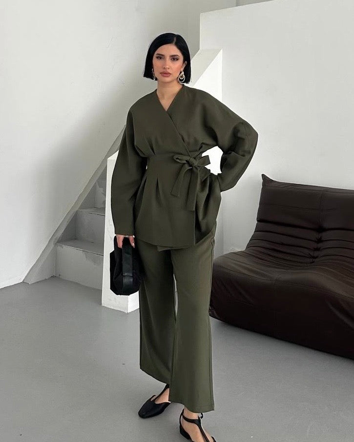 Olive Green Fitted Set With a Side Tie | طقم زيتي انيق بارز للخصر مع ربطة جانبية