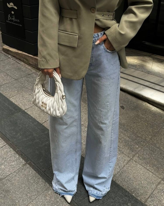 Light Wash High Waisted Wide Leg Jeans with Embellished Details | جينز تريندي واسع الأرجل عالي الخصر فاتح