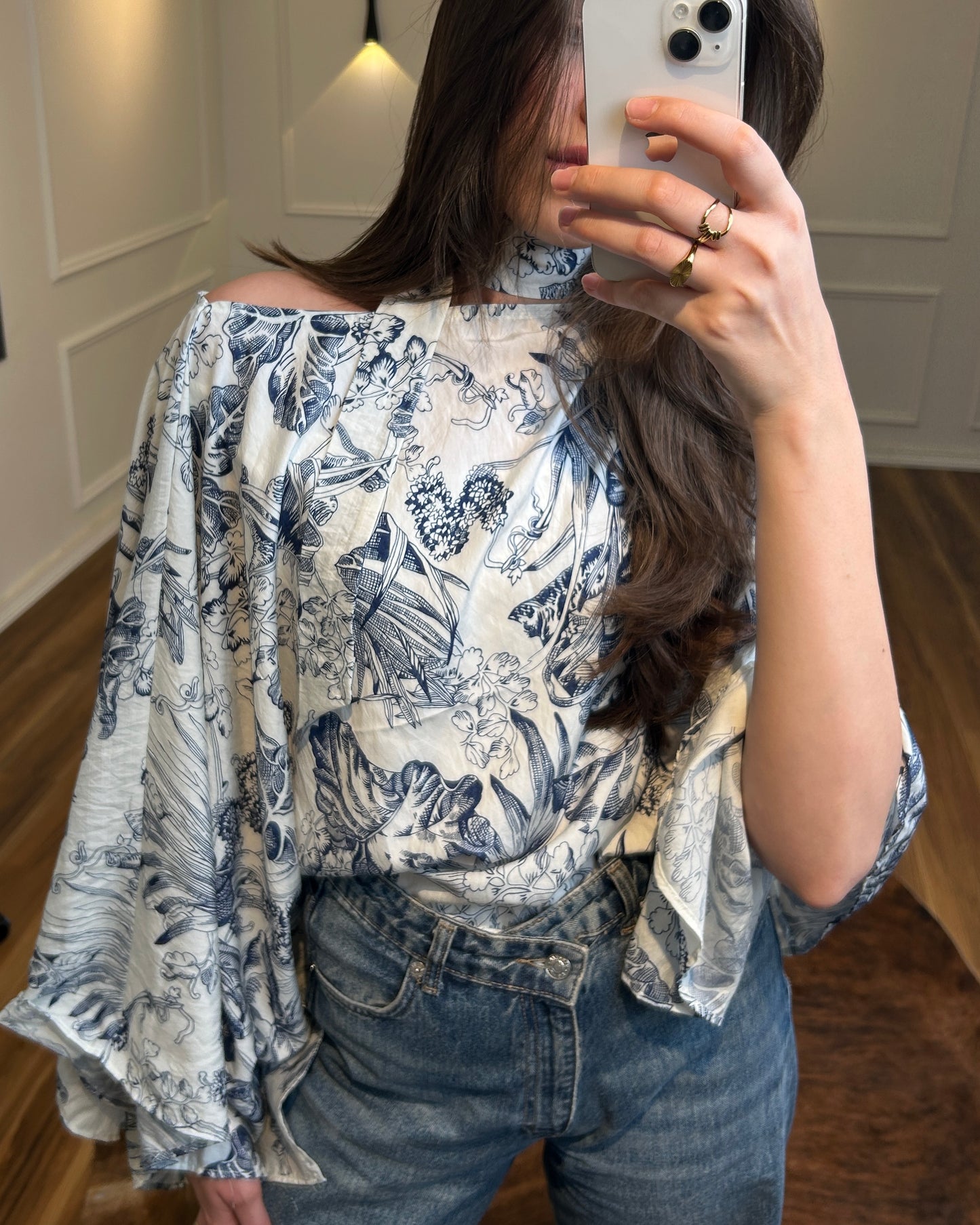 Elegant Floral Print Cut-Out Blouse | بلوزة أنيقة بنقشة ورود وقصّة كتف مكشوفة