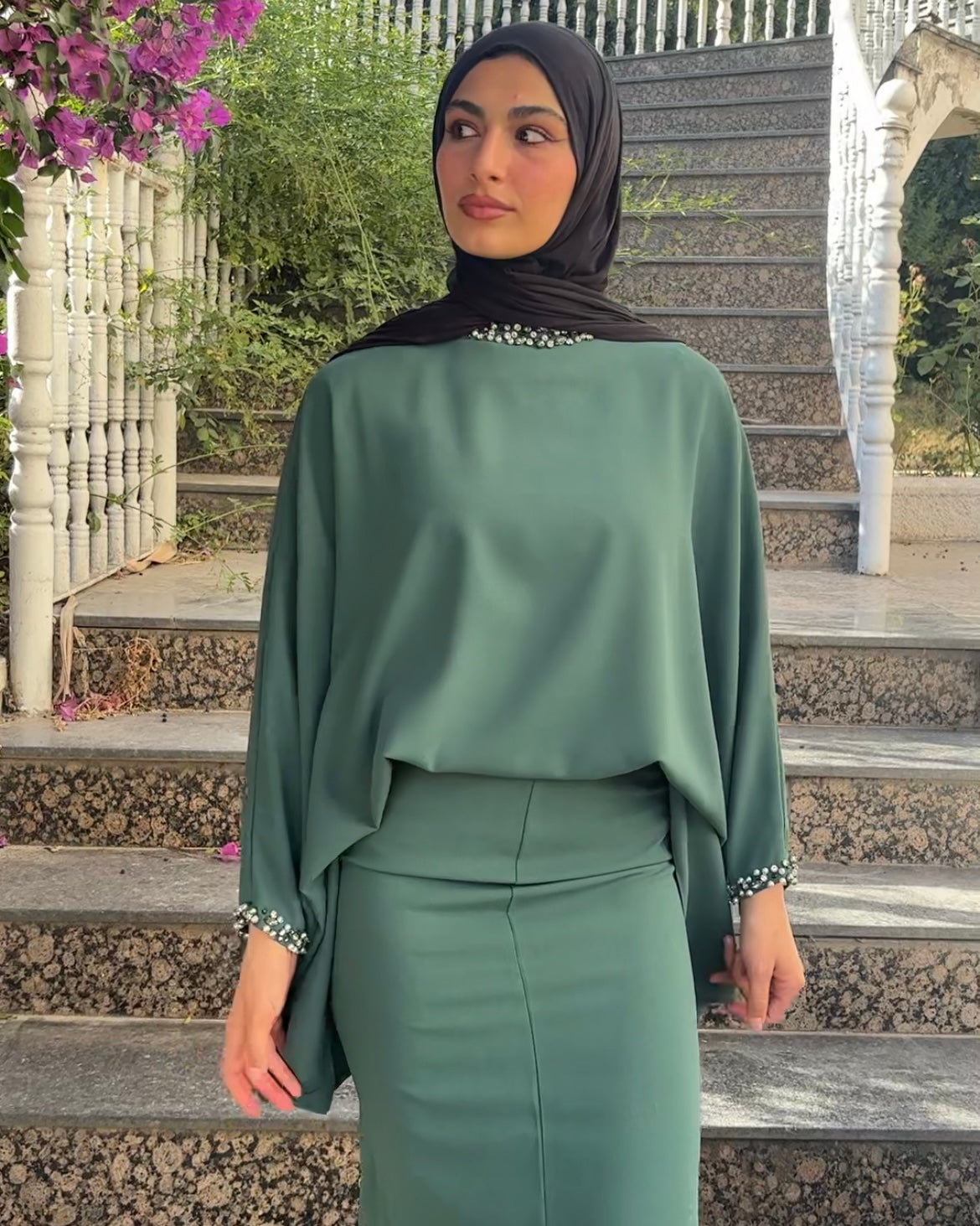 طقم بلوزة وتنورة بلون الاخضر