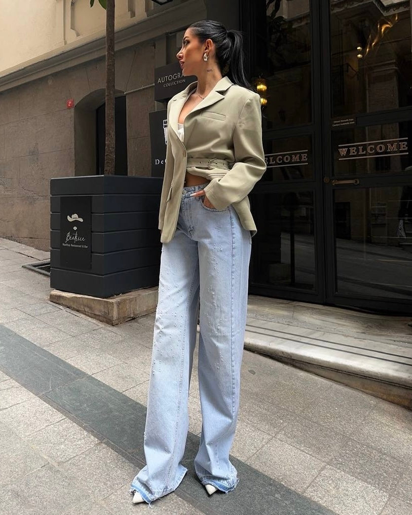 Light Wash High Waisted Wide Leg Jeans with Embellished Details | جينز تريندي واسع الأرجل عالي الخصر فاتح