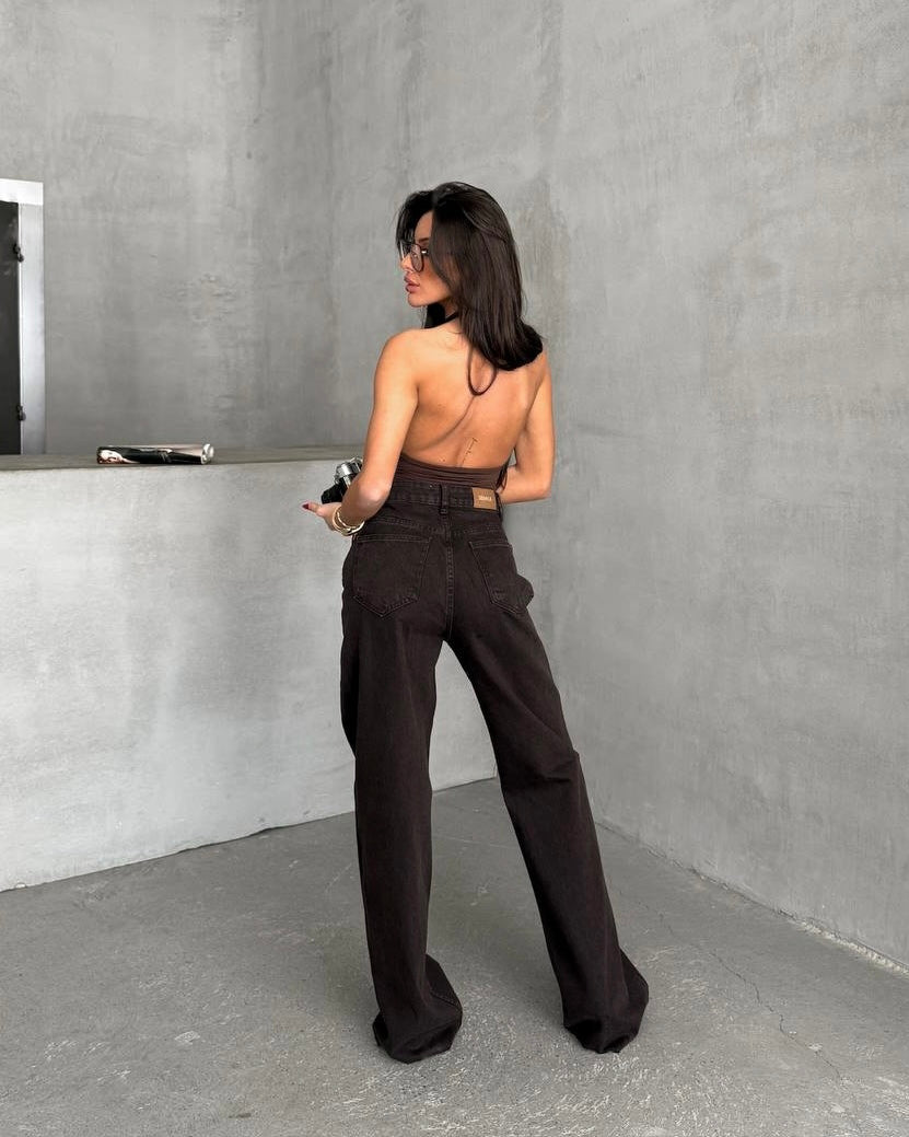 Dark Brown High-Waist Straight-Leg Jeans | جينز بخصر عالٍ وقصّة ساق مستقيمة باللون البني الداكن