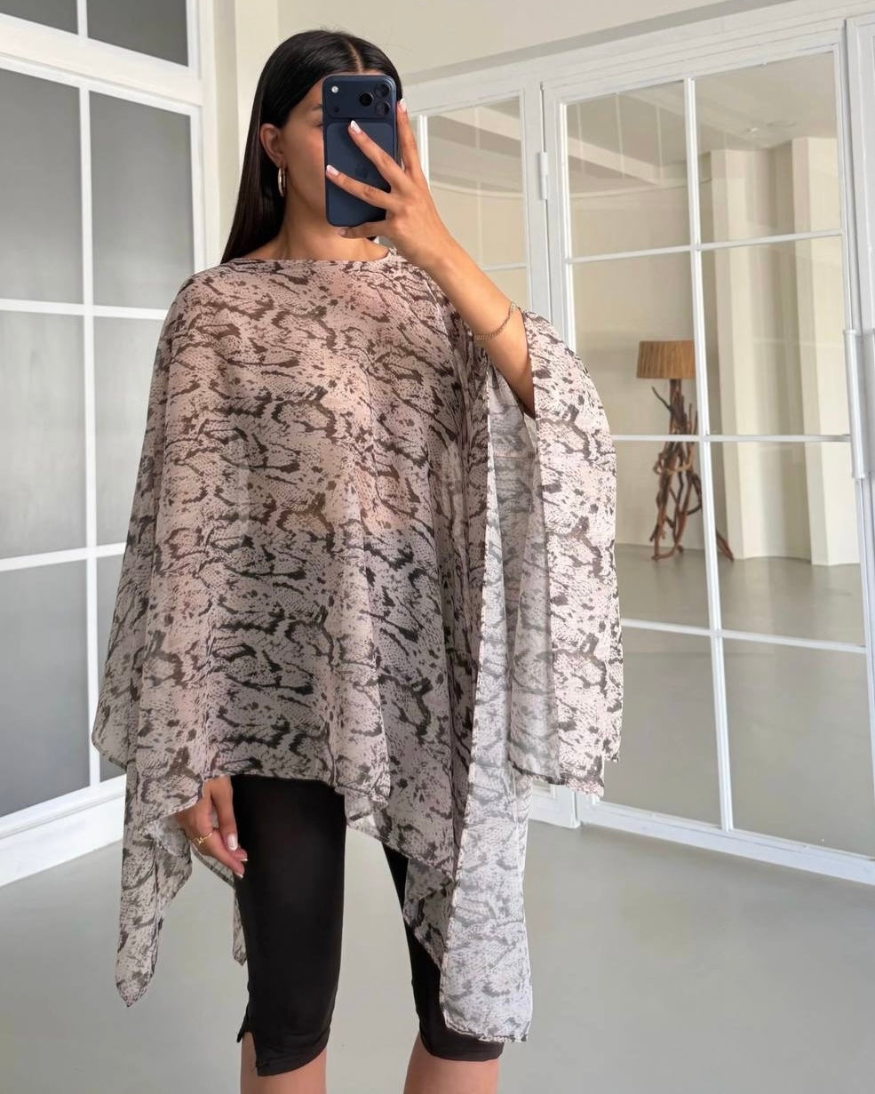 Women’s Elegant Snake Print Chiffon Kaftan Blouse – Beige Batwing Sleeve Flowing Top | بلوزة كفتان نسائية أنيقة بنقشة جلد الثعبان – بيج بأكمام واسعة وانسيابية من الشيفون