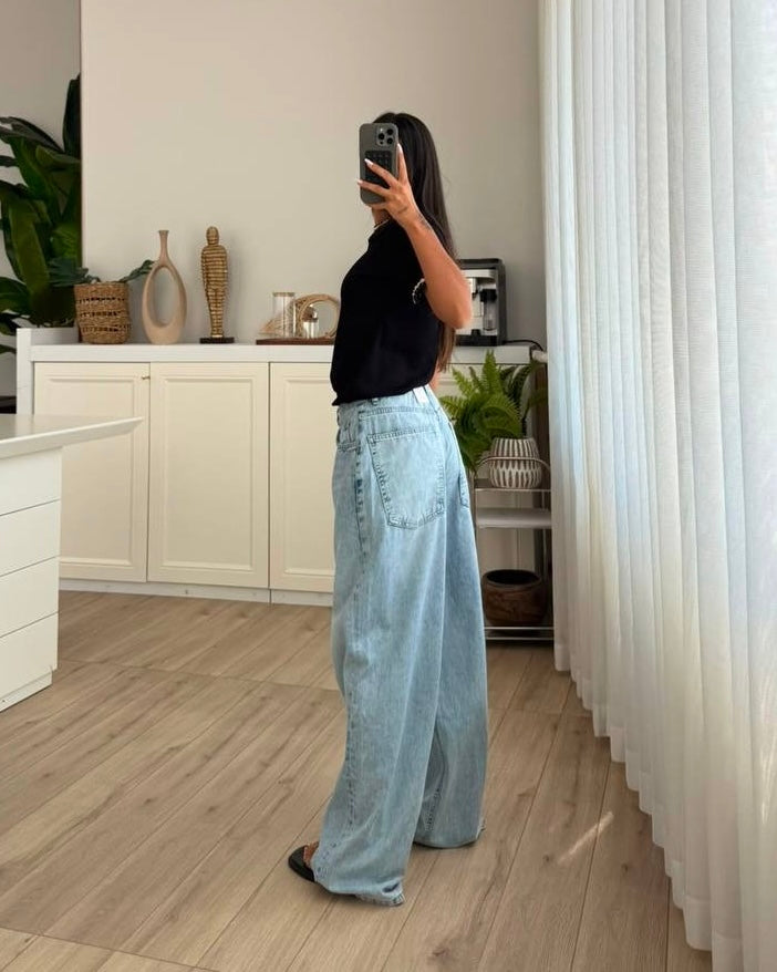 Light Wash High-Waisted Wide-Leg Jeans | جينز فاتح بخصر عالي وقصة واسعة