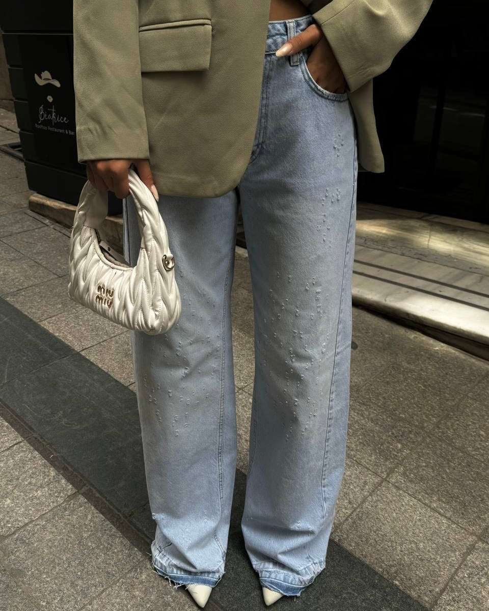 Light Wash High Waisted Wide Leg Jeans with Embellished Details | جينز تريندي واسع الأرجل عالي الخصر فاتح