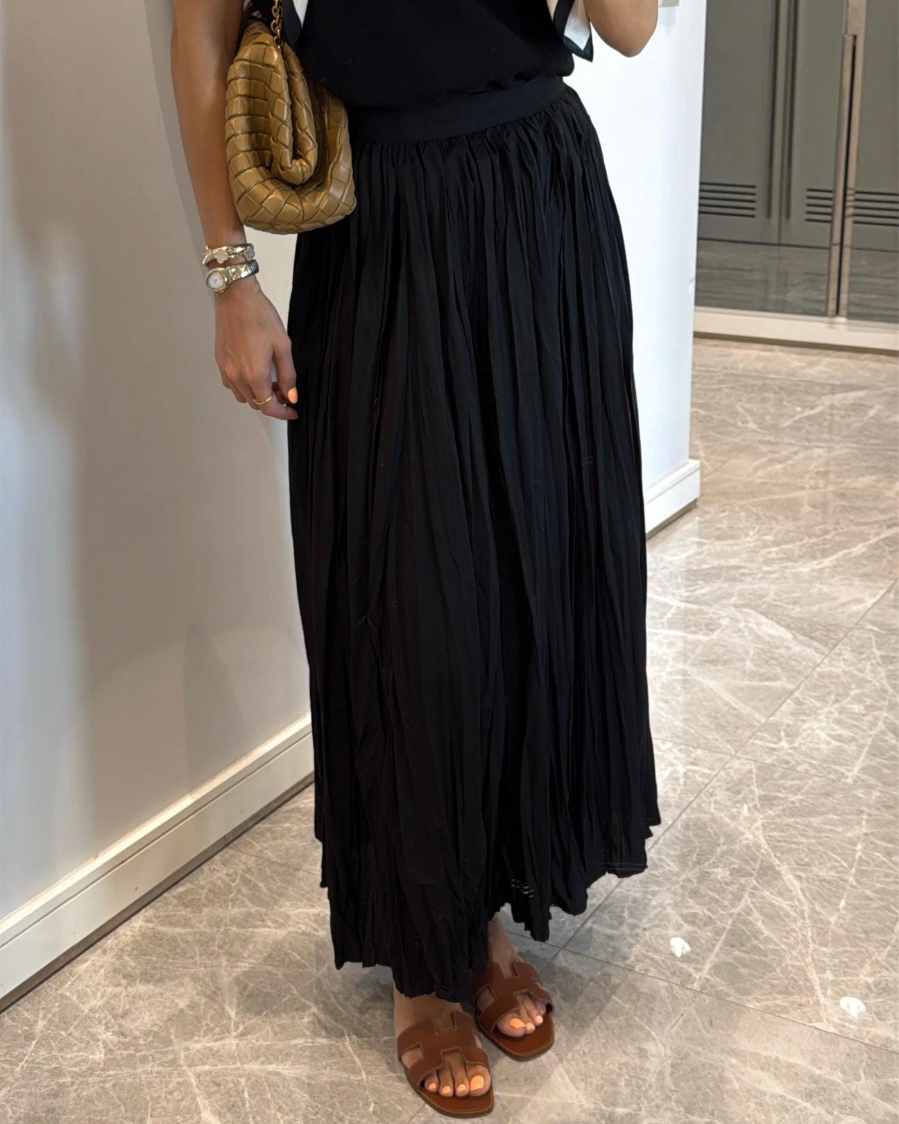 Crinkled Maxi Skirt in Black | تنورة ماكسي مجعدة باللون الأسود