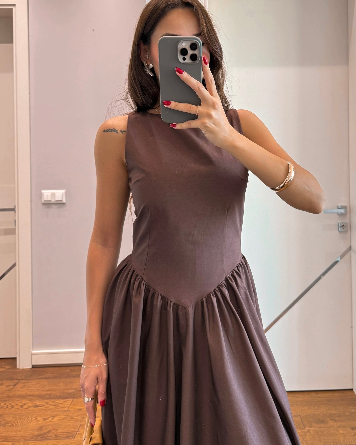 Brown Form-fitting Maxi Dress | فستان بني ماكسي بقَصّة أنثوية تُبرز القوام