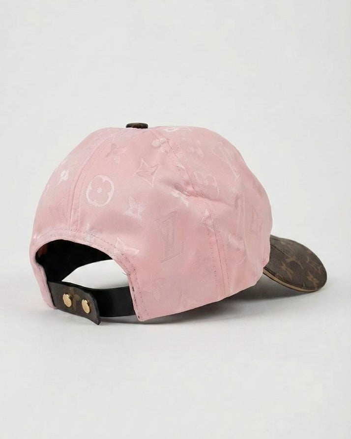 طاقية ماركة Louis Vuitton ابيض