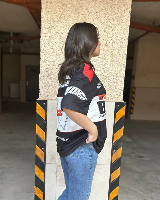 חולצת טריקו שחורה של מירוץ