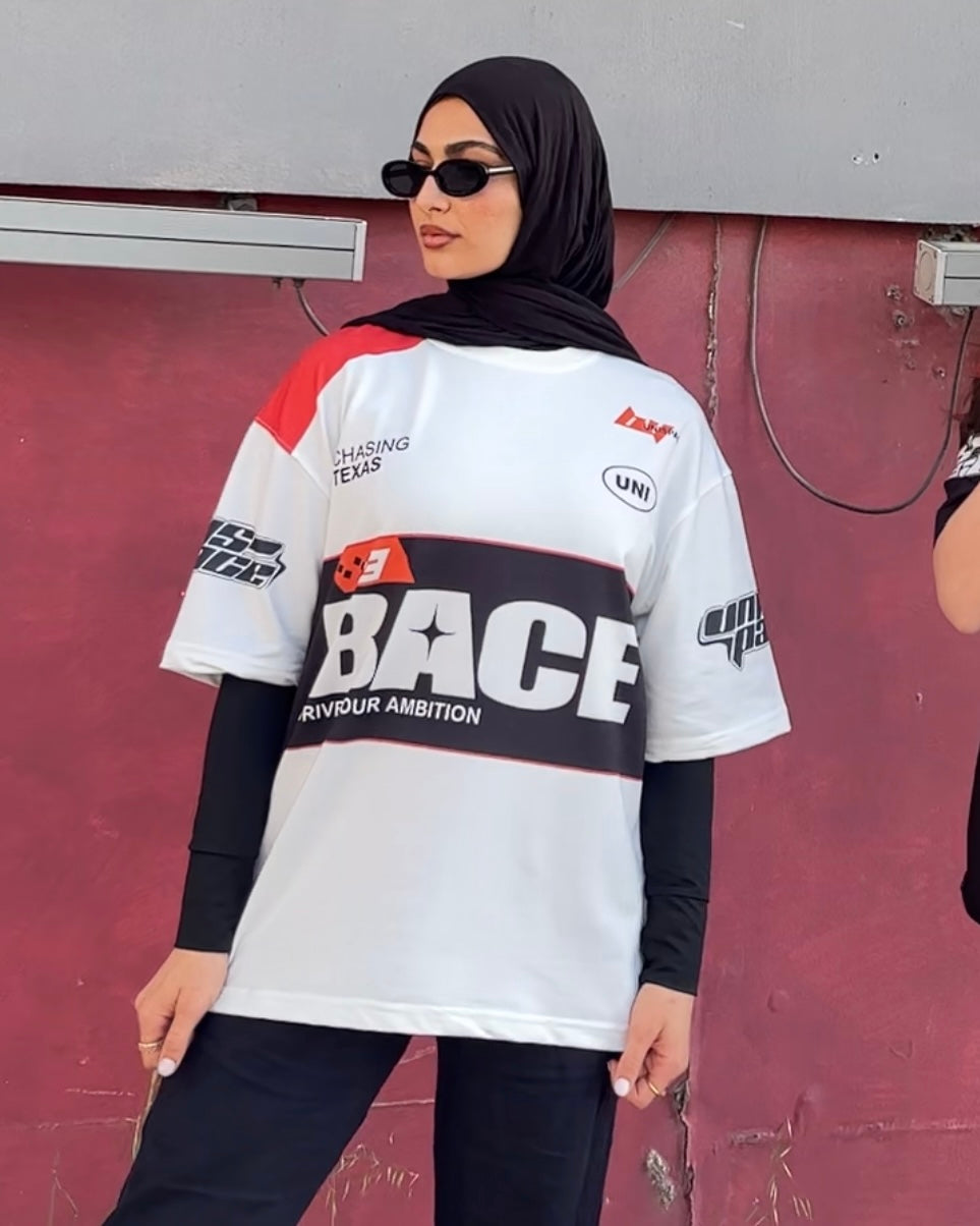 بلوزة بيضاء واسعة