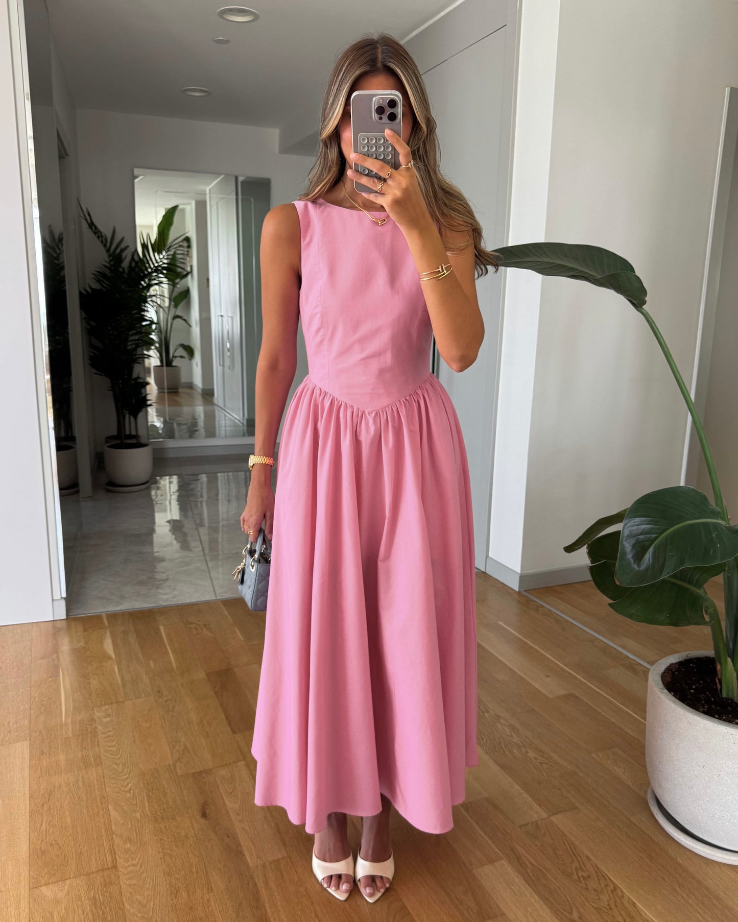 Bubblegum Pink Form-fitting Maxi Dress | فستان وردي ماكسي بقَصّة أنثوية تُبرز القوام