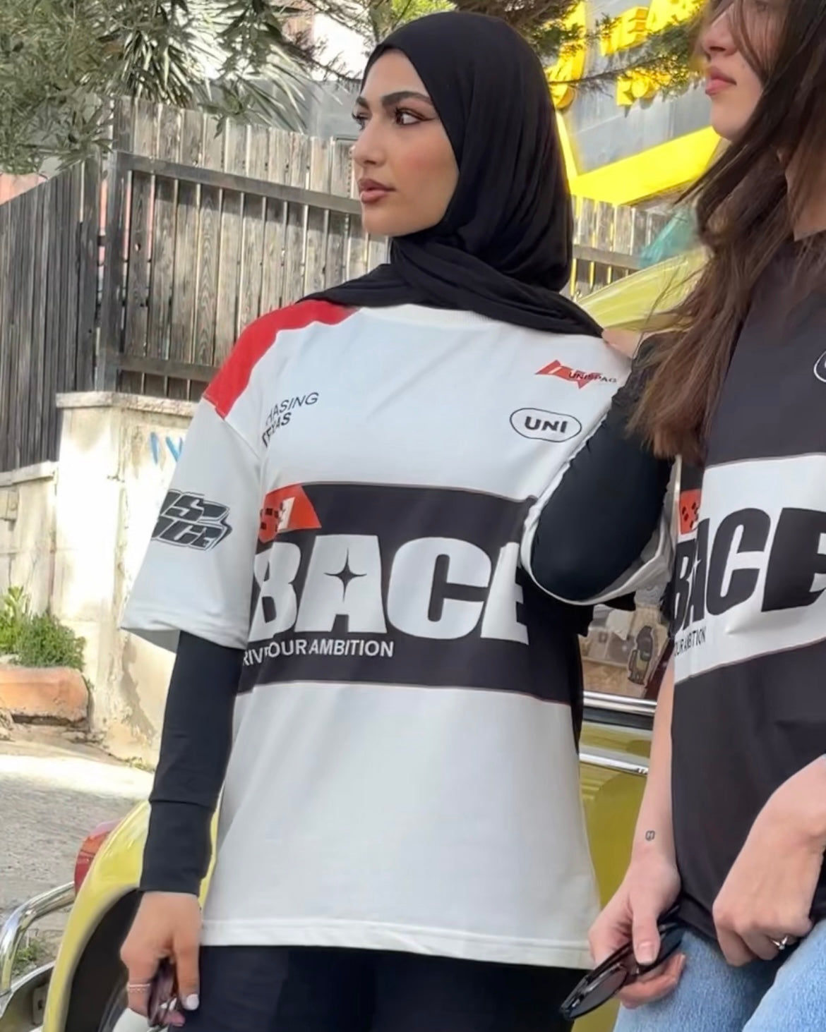 بلوزة بيضاء واسعة