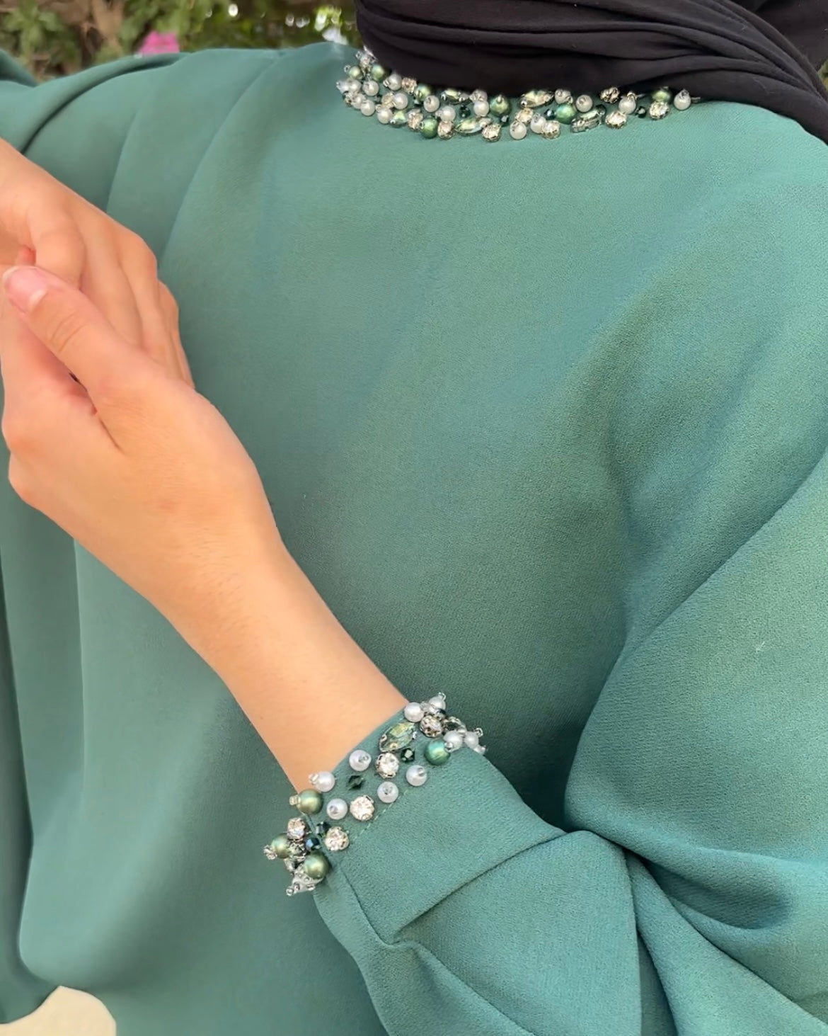 طقم بلوزة وتنورة بلون الاخضر