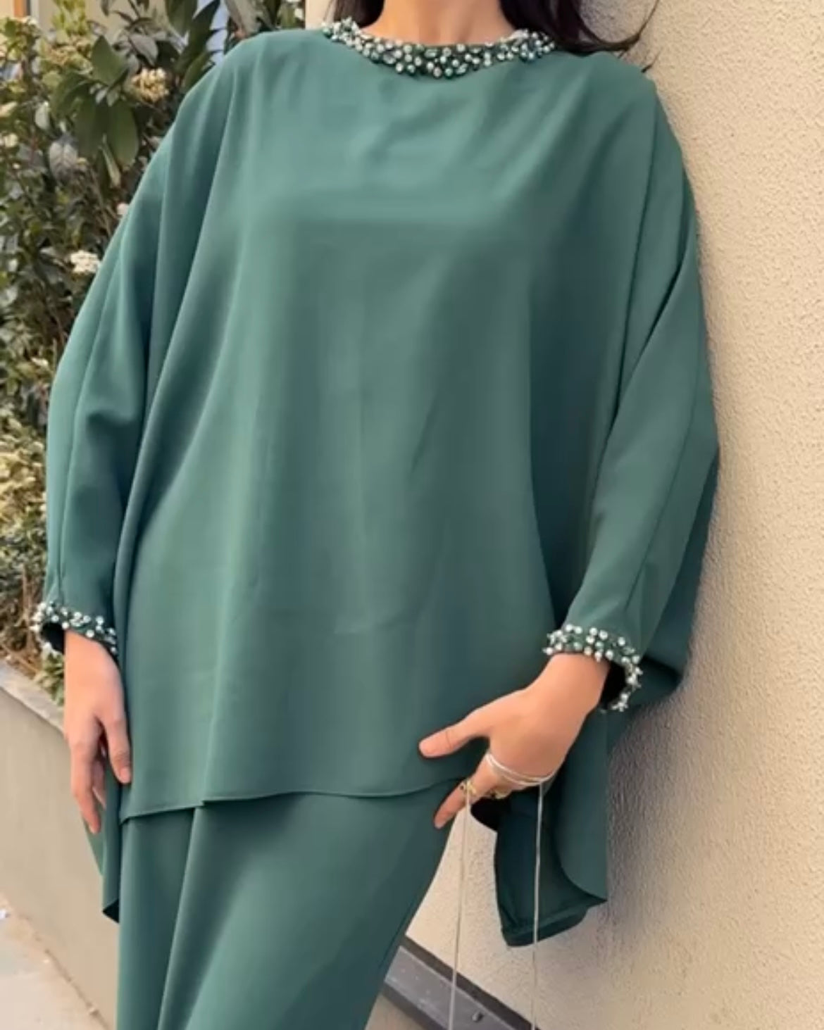 طقم بلوزة وتنورة بلون الاخضر