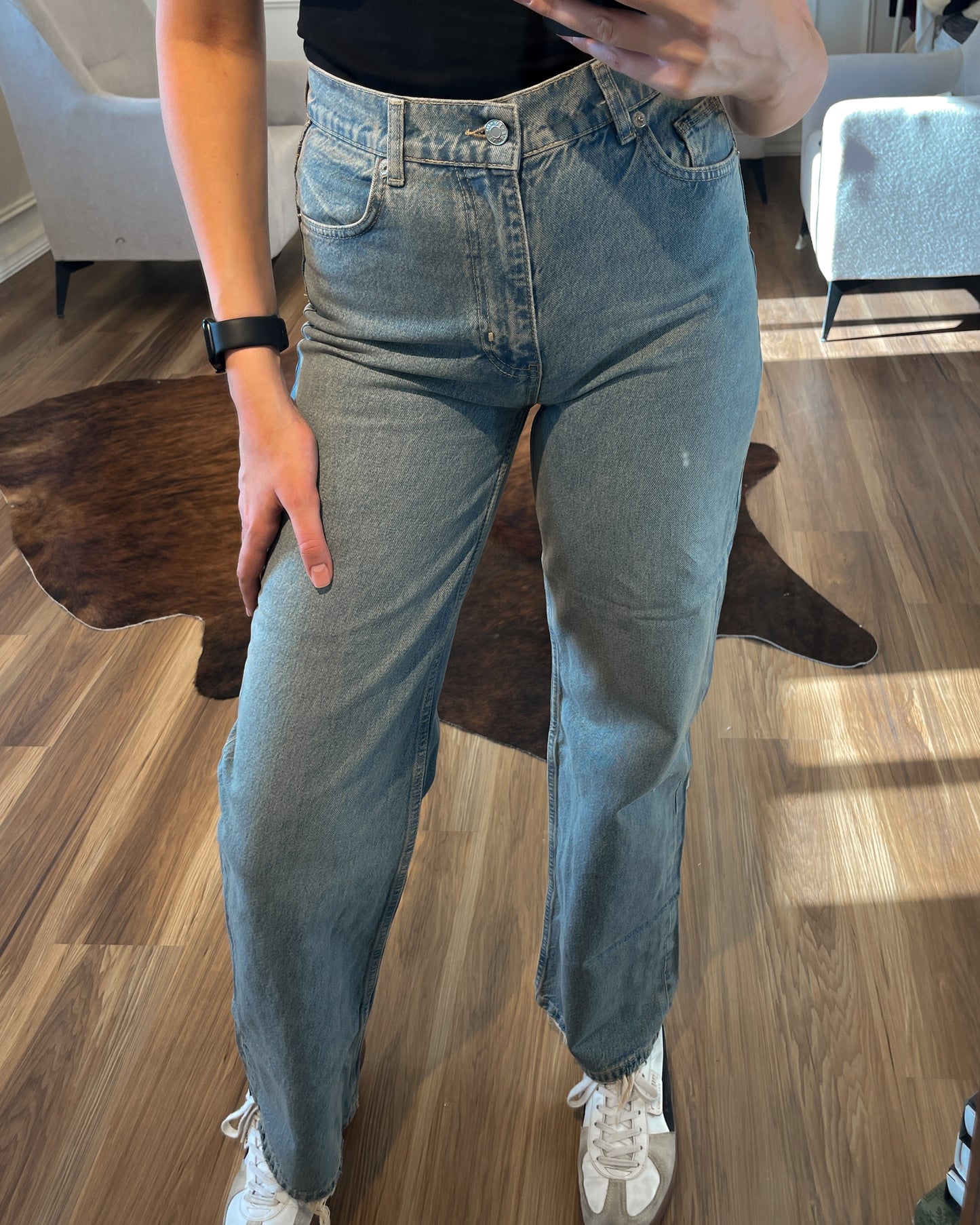 High Rise Straight Leg Light Wash Jeans | جينز بخصر عالٍ وقصّة مستقيمة بلون فاتح