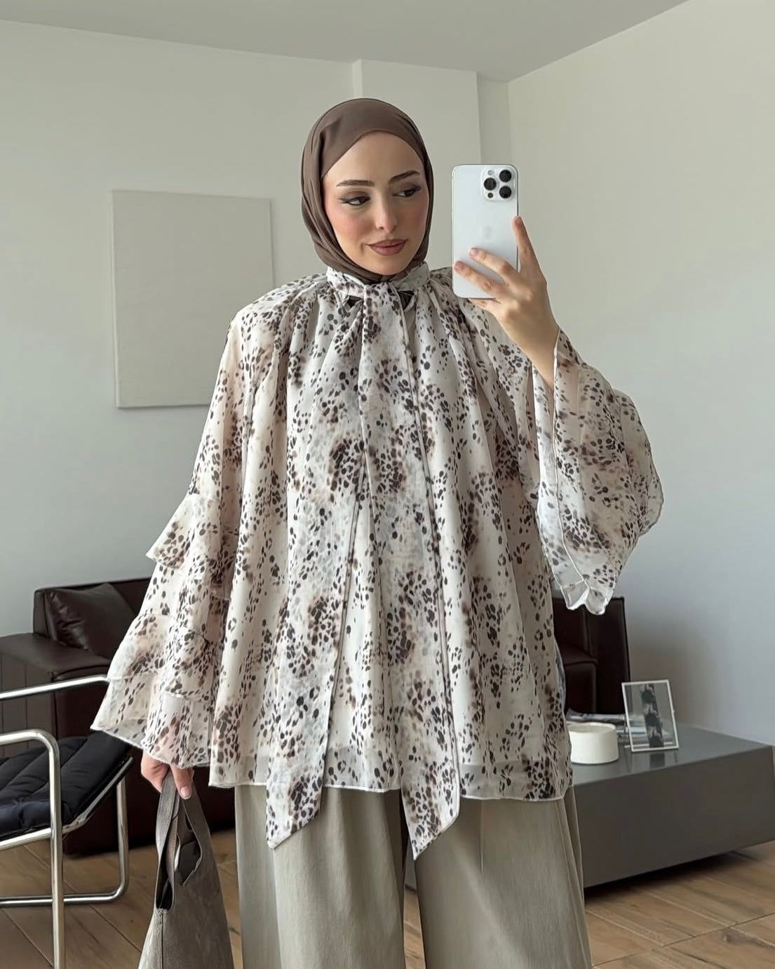 Animal Print Bow-Tie Blouse | بلوزة بطبعة جلد الفهد مع ربطة عنق v
