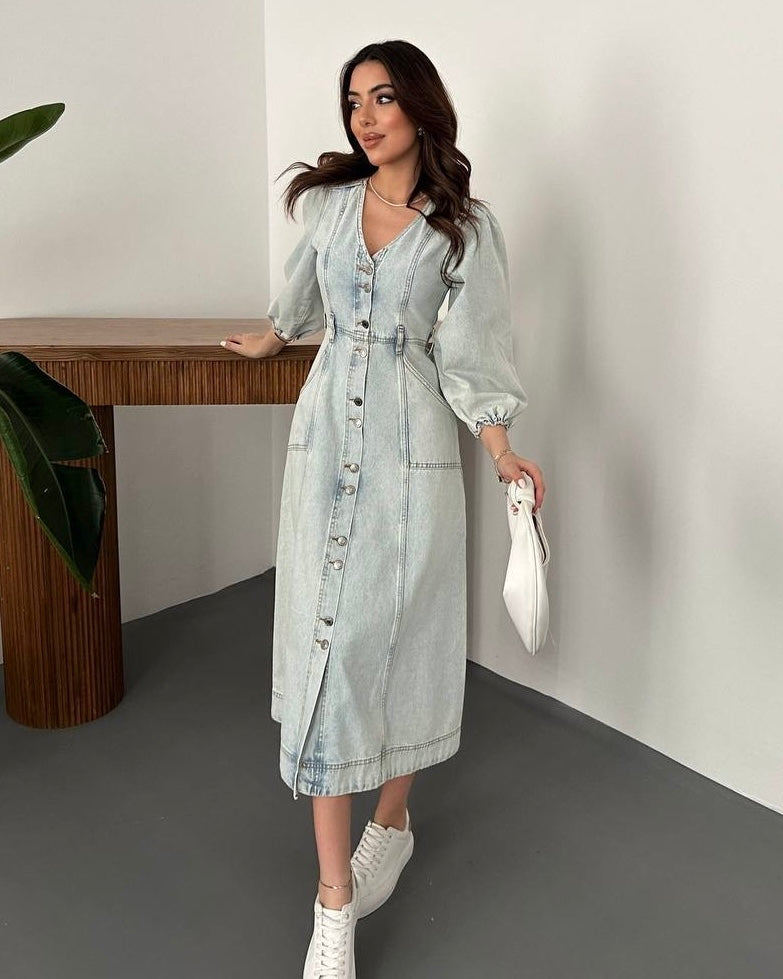 Light Wash Buttoned Denim Midi Dress with Puff Sleeves | فستان جينز ميدي فاتح بأزرار امامية وأكمام منفوشة