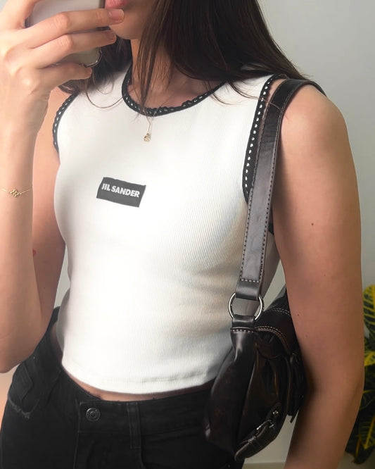 كت بلون الابيض بتفاصيل سوداء