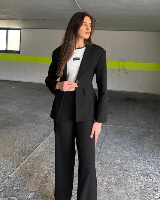 Black Suit with a Waist Defining Cut | بدلة سودا بقصّة تبرز الخصر