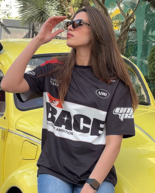 חולצת טריקו שחורה של מירוץ