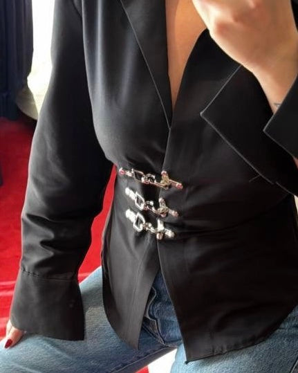Elegant Black Buckle Detail Fitted Shirt | قميص أسود أنيق بقصة محددة وتفاصيل أبازيم معدنية