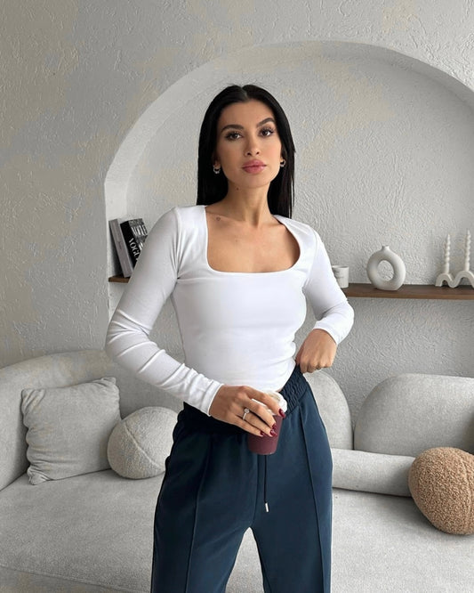 טופ לבן עם שרוולים ארוכים עם צווארון מרובע