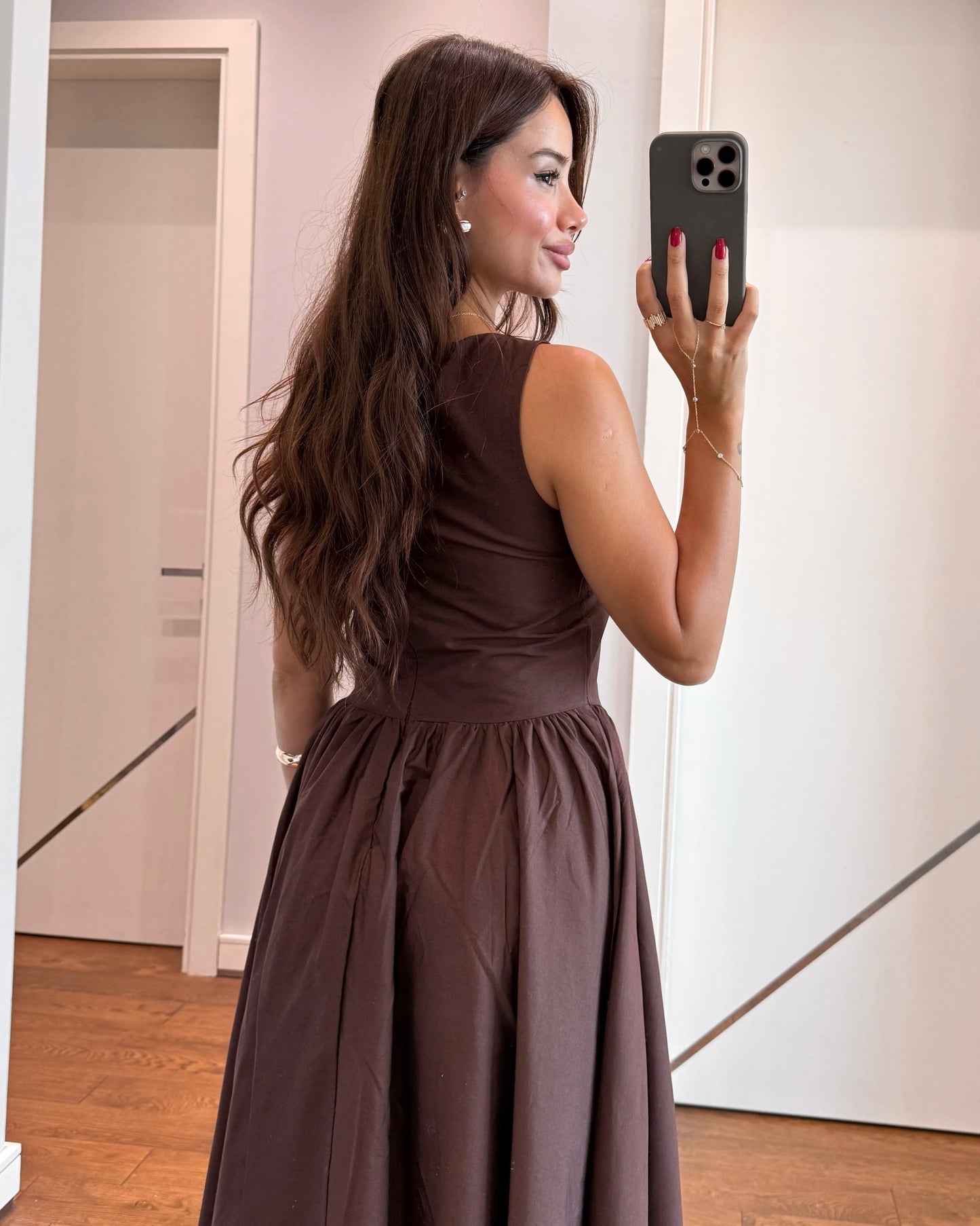 Brown Form-fitting Maxi Dress | فستان بني ماكسي بقَصّة أنثوية تُبرز القوام