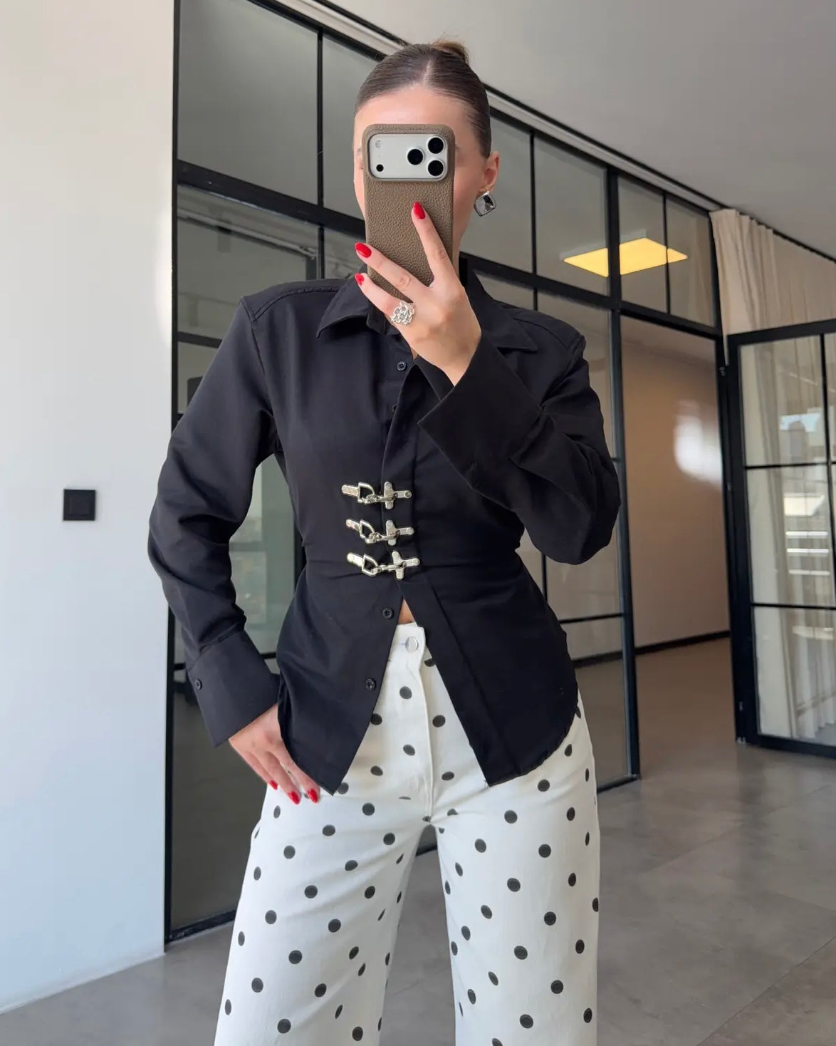 Elegant white Buckle Detail Fitted Shirt | قميص أبيض أنيق بقصة محددة وتفاصيل أبازيم معدنية