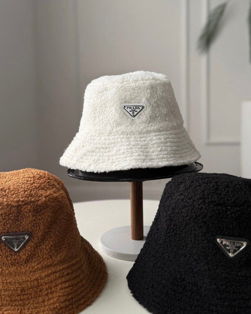 طاقيه شتوي Prada باللون الاسود