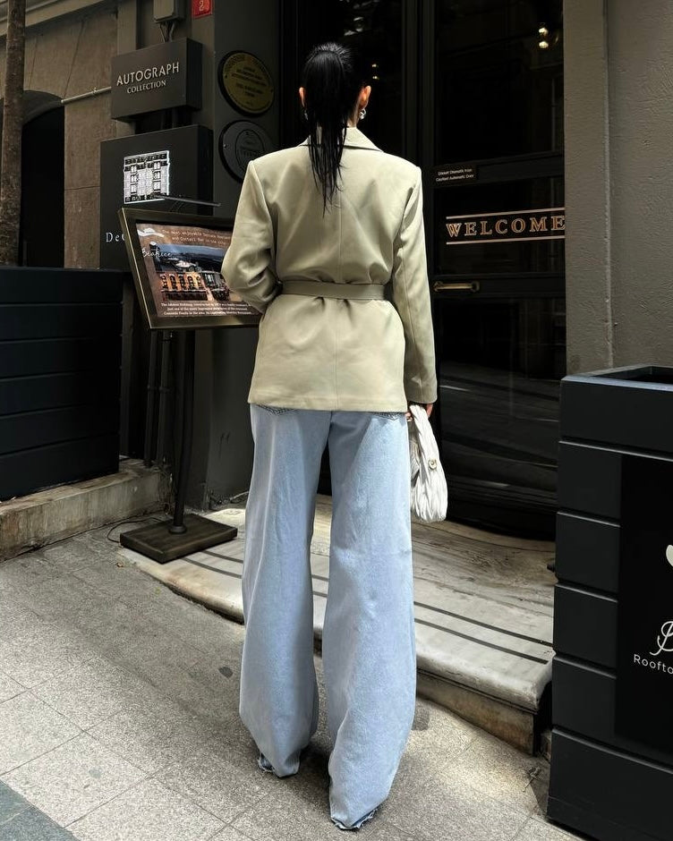 Light Wash High Waisted Wide Leg Jeans with Embellished Details | جينز تريندي واسع الأرجل عالي الخصر فاتح
