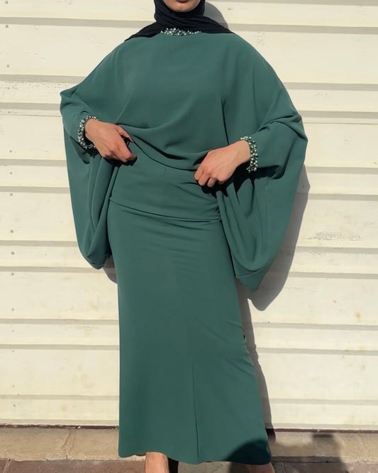 طقم بلوزة وتنورة بلون الاخضر