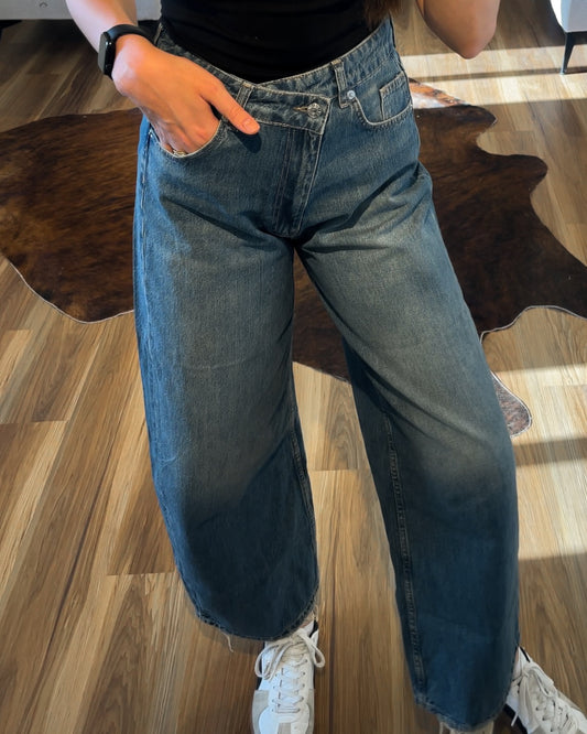 Asymmetrical Retro High-Rise Denim Jeans | جينز دنيم بخصرٍ عالٍ بتصميم غير متماثل
