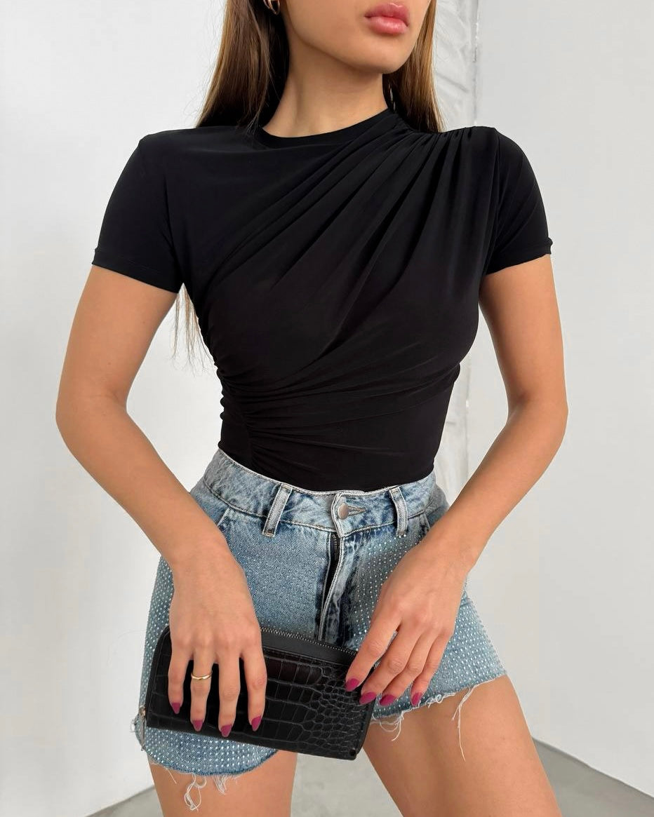 Black Short Sleeve Draped Top | بلوزة سوداء بقصة منسدلة وأنيقة