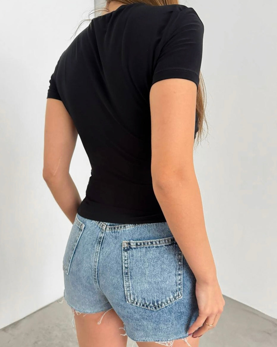 Black Short Sleeve Draped Top | بلوزة سوداء بقصة منسدلة وأنيقة