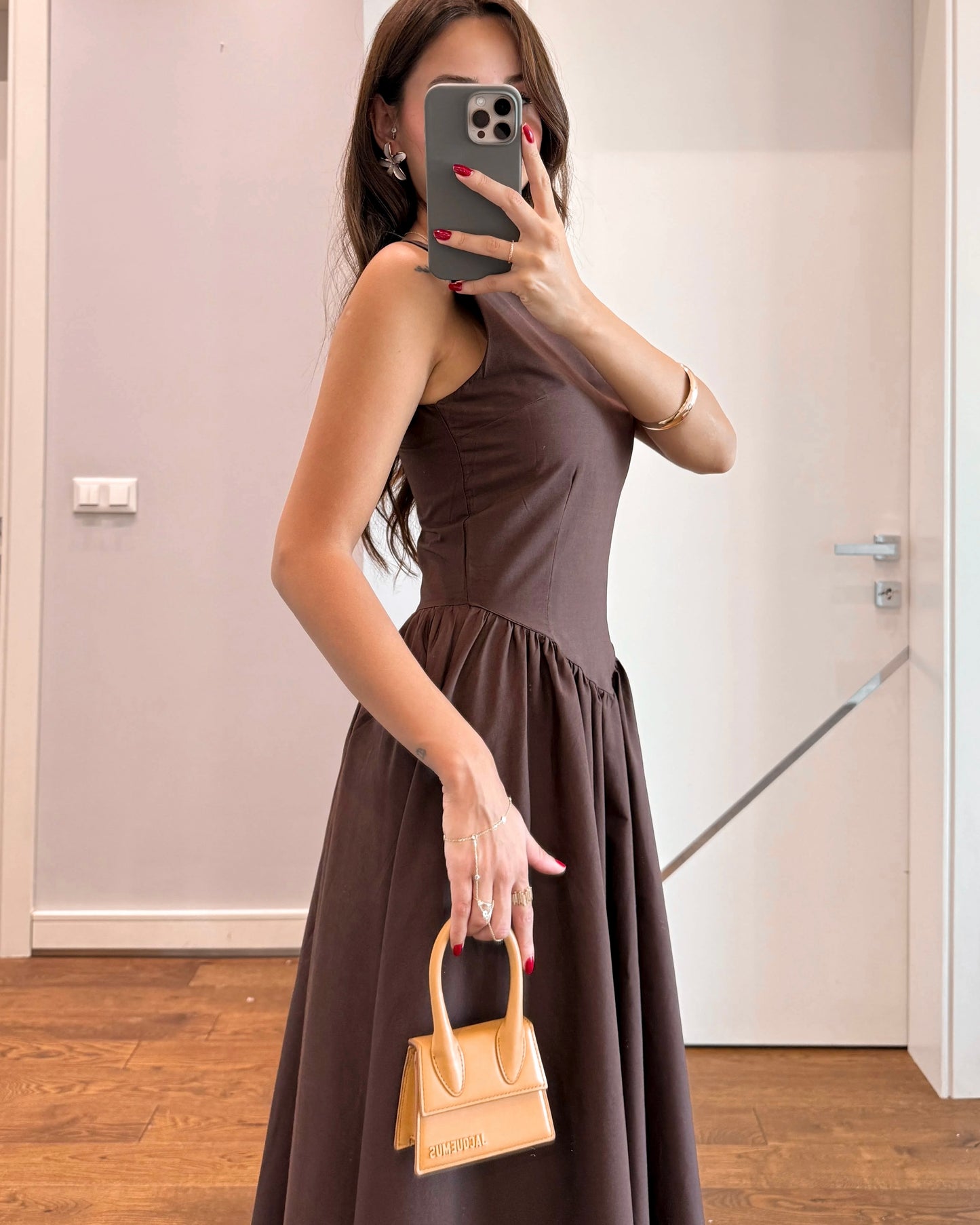 Brown Form-fitting Maxi Dress | فستان بني ماكسي بقَصّة أنثوية تُبرز القوام