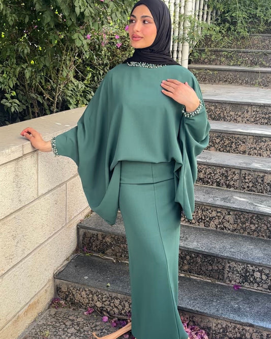 طقم بلوزة وتنورة بلون الاخضر