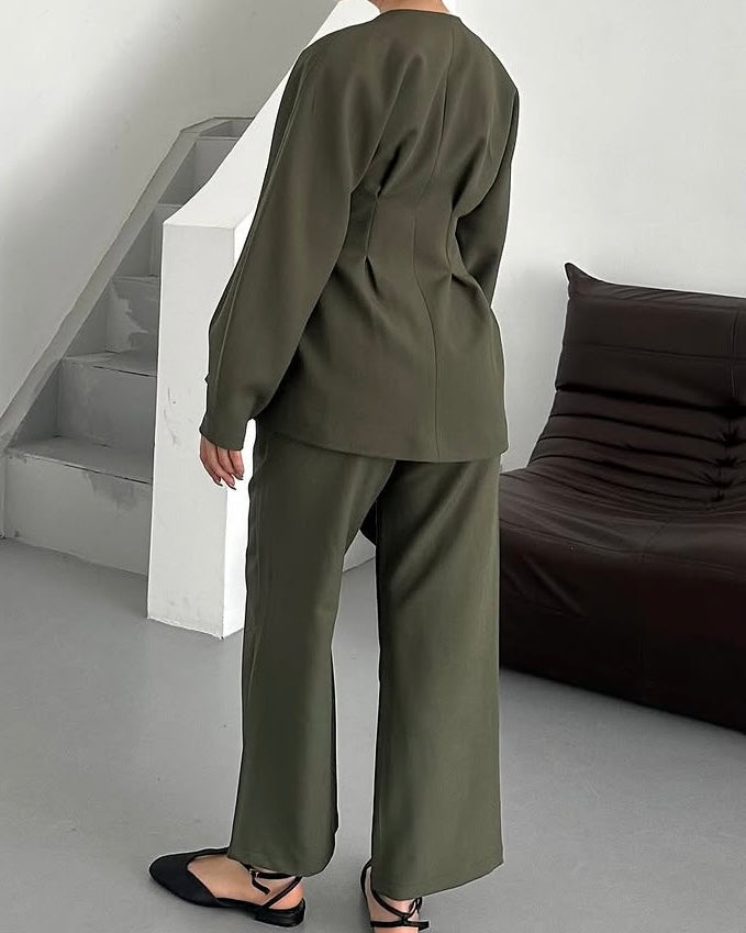 Olive Green Fitted Set With a Side Tie | طقم زيتي انيق بارز للخصر مع ربطة جانبية