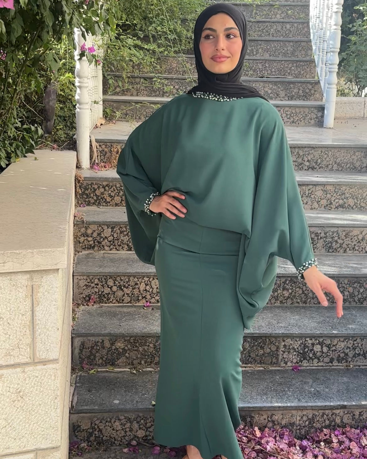 طقم بلوزة وتنورة بلون الاخضر