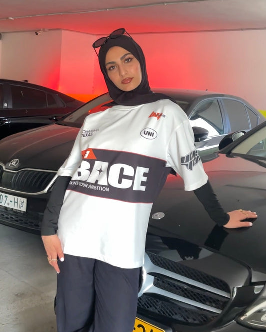 חולצת טריקו לבנה של גזע