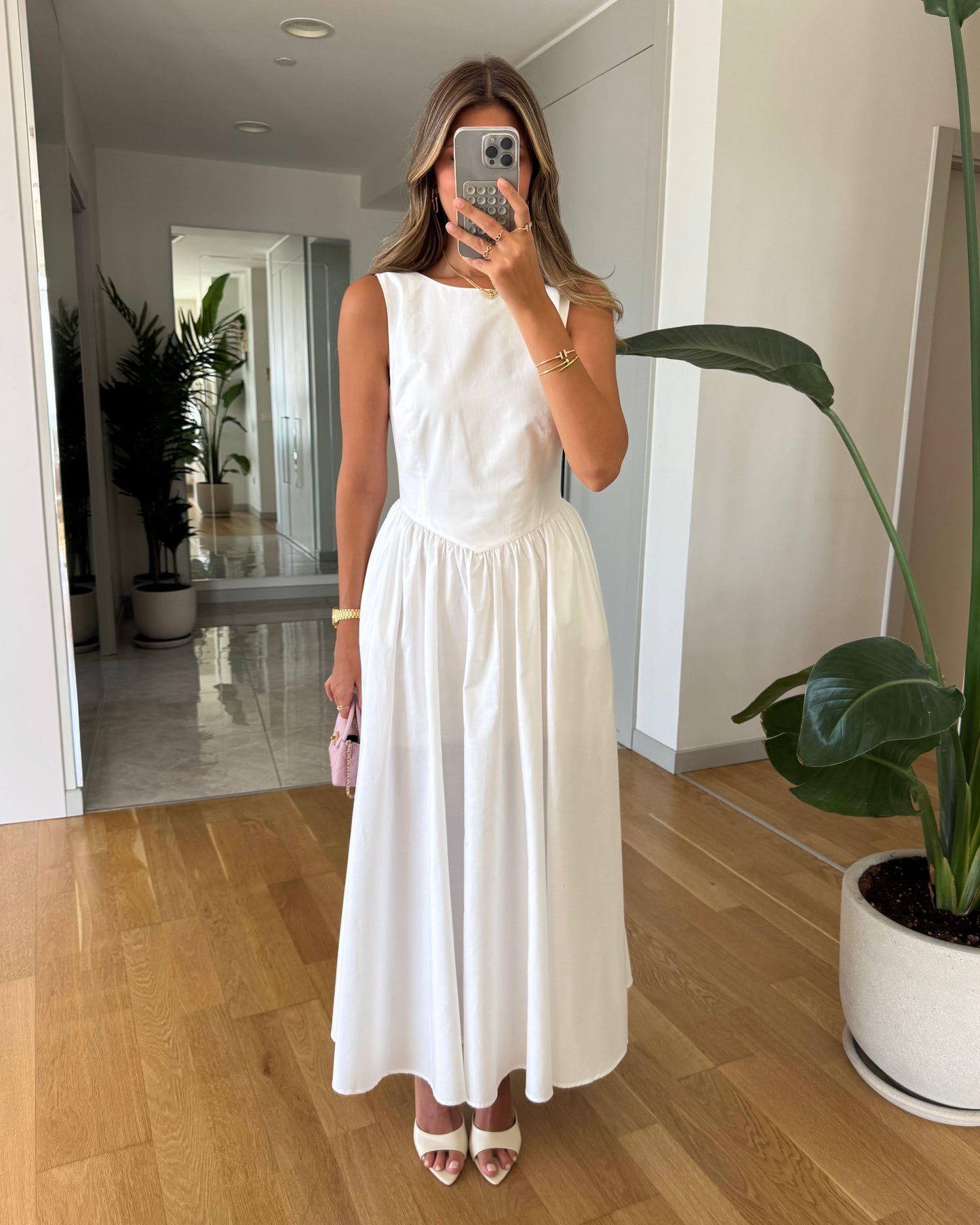 White Form-fitting Maxi Dress | فستان ابيض ماكسي بقَصّة أنثوية تُبرز القوام