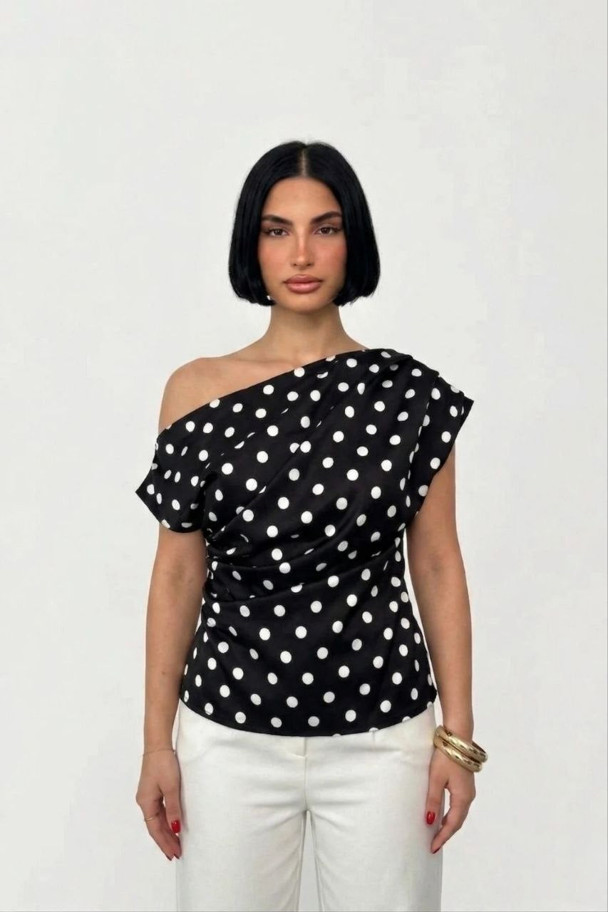 Off-shoulder black dotted blouse|بلوزة أوف شولدر سوداء منقطة