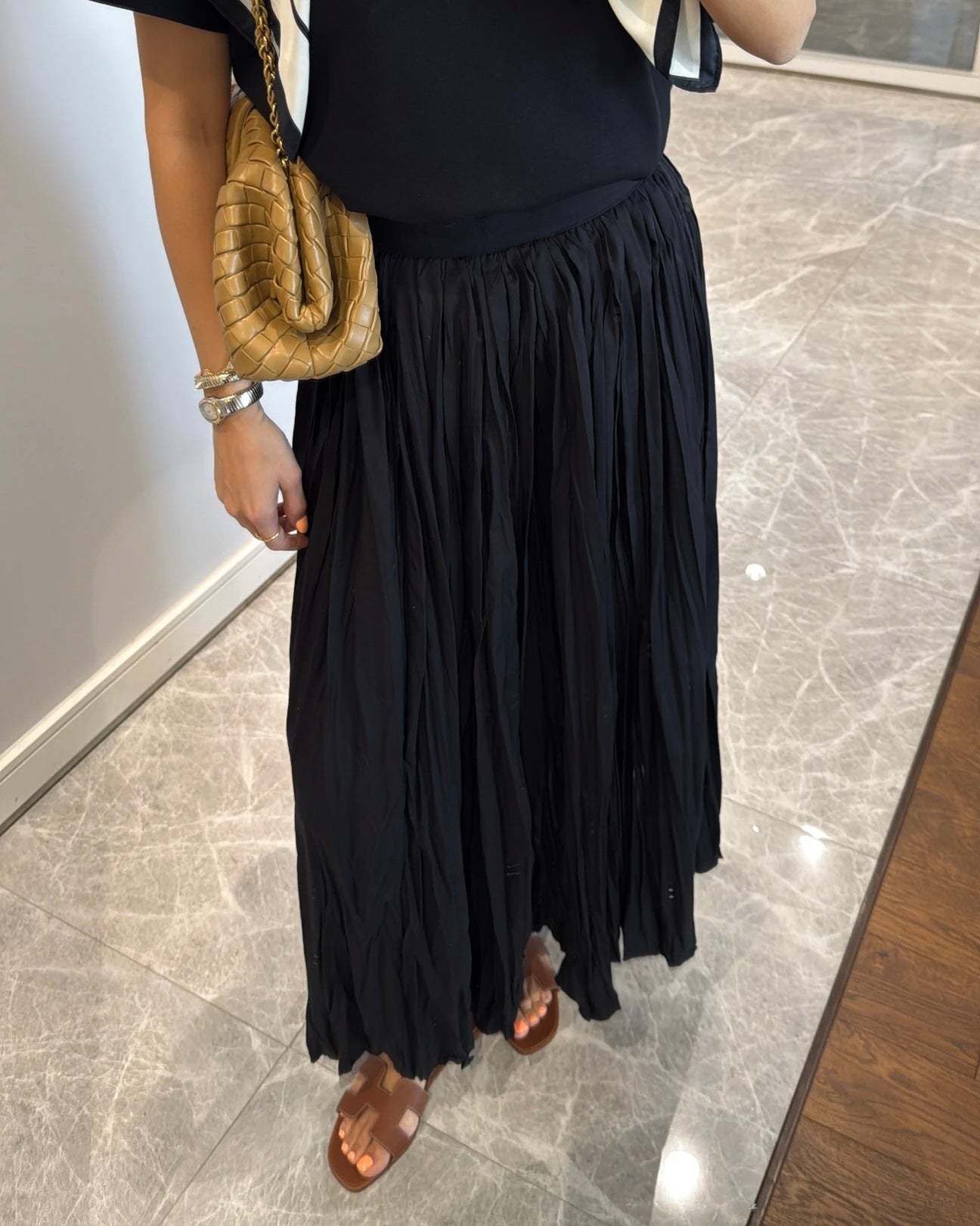Crinkled Maxi Skirt in Black | تنورة ماكسي مجعدة باللون الأسود