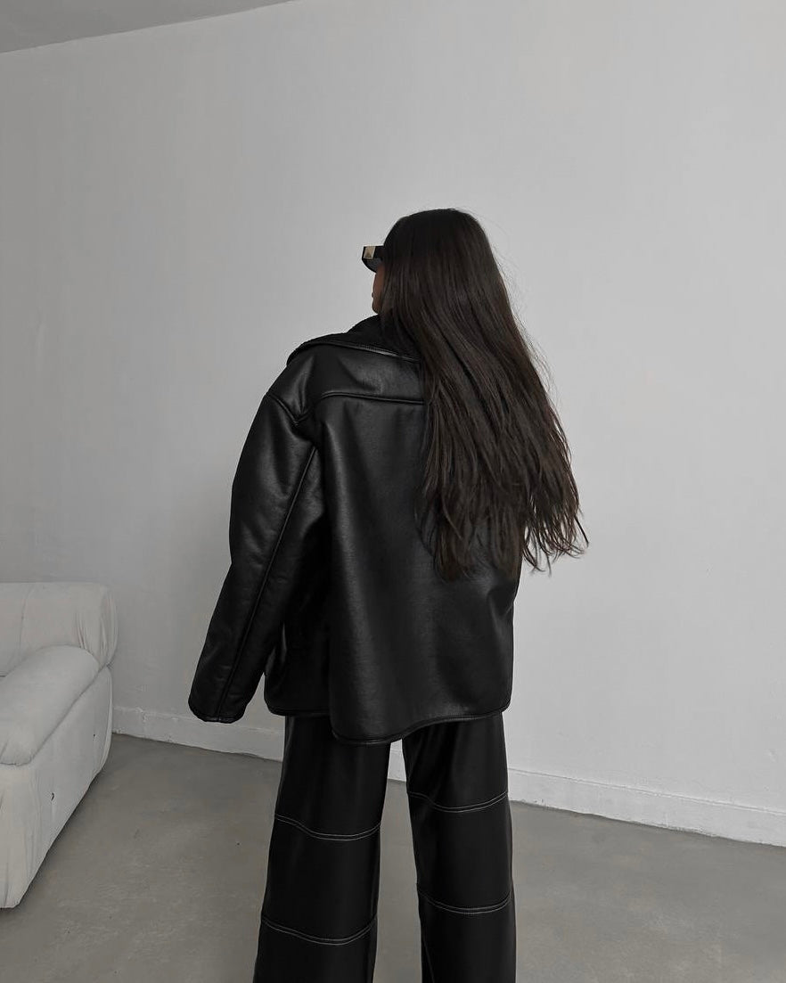 מעיל עור שחור לגמרי