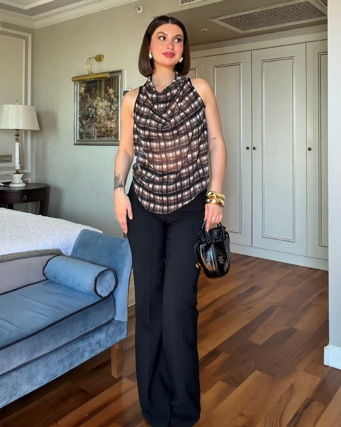 Brown Plaid Sleeveless Blouse with Draped Neck | بلوزة كاروهات بنية أنيقة بياقة منسدلة بدون أكمام