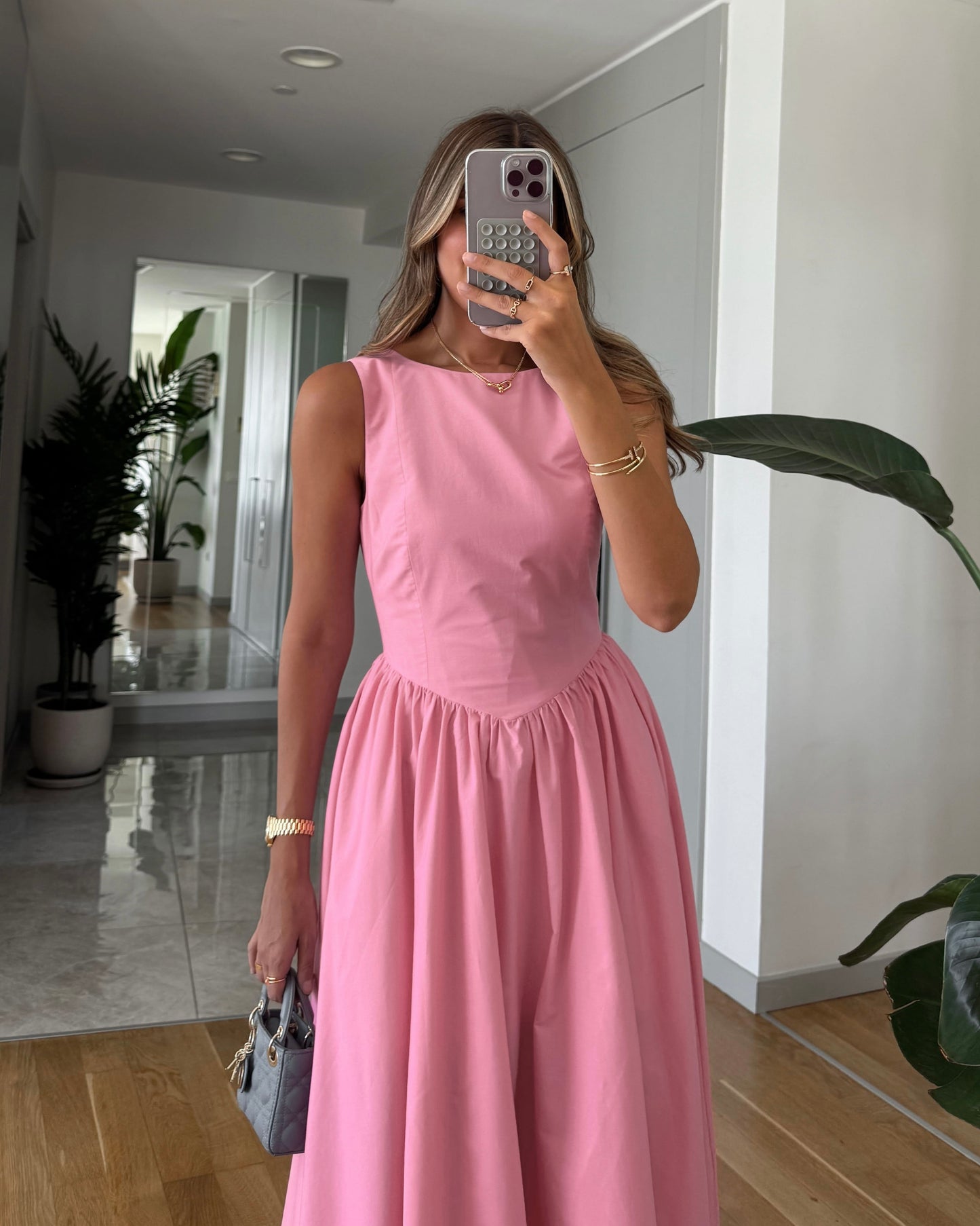Bubblegum Pink Form-fitting Maxi Dress | فستان وردي ماكسي بقَصّة أنثوية تُبرز القوام