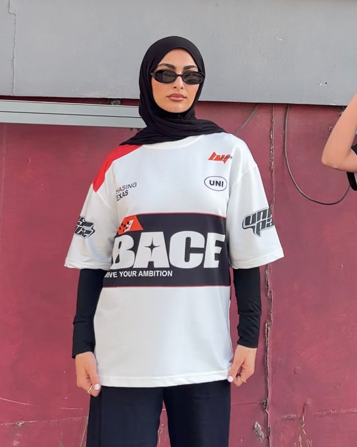 بلوزة بيضاء واسعة