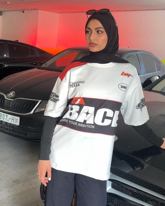 חולצת טריקו לבנה של גזע