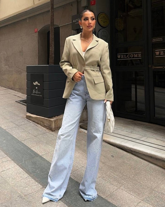 Light Wash High Waisted Wide Leg Jeans with Embellished Details | جينز تريندي واسع الأرجل عالي الخصر فاتح