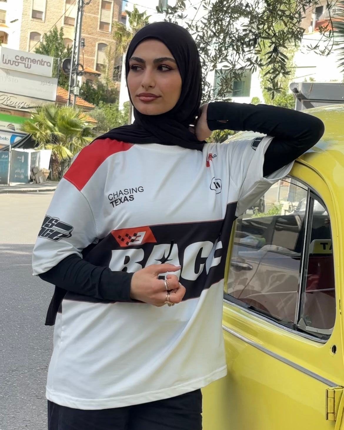 بلوزة بيضاء واسعة