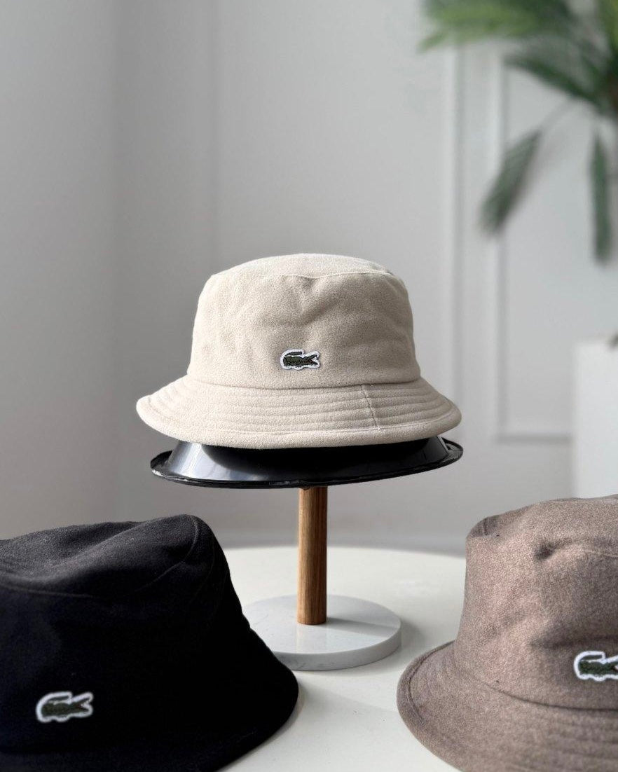 طاقيه شتوية Lacoste باللون الاسود